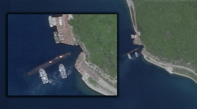 imagem da base de submarinos da China