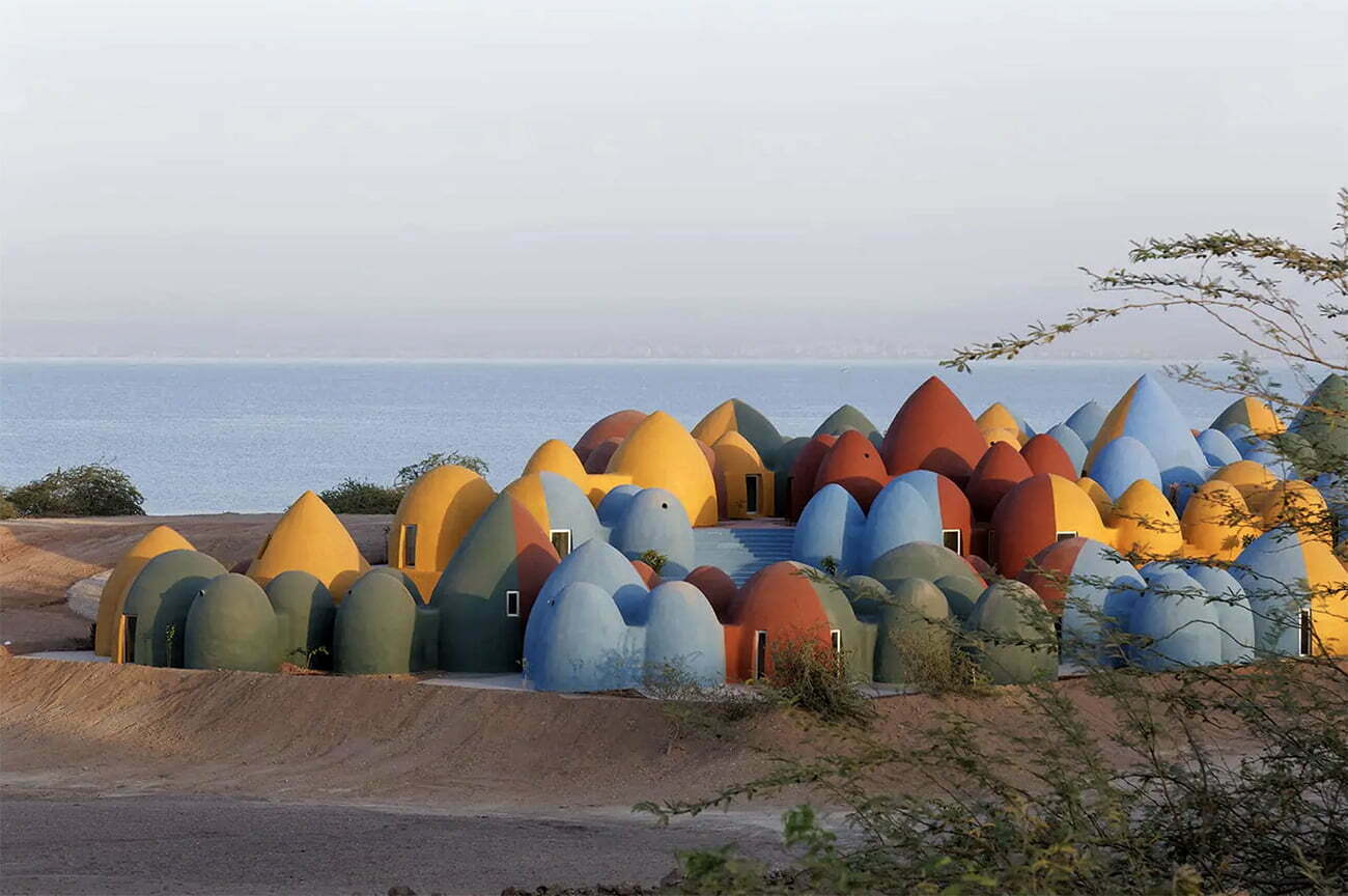 Imagem de casas coloridas em Ormuz