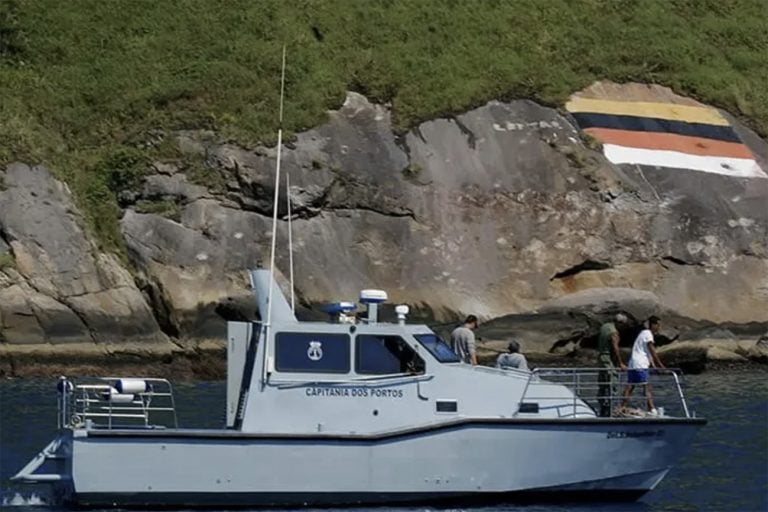 Lancha da Marinha no saco do Funil, alcatrazes