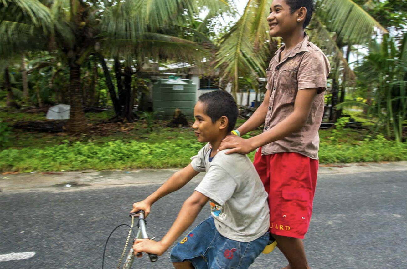 imagem de meninos de Tuvalu 