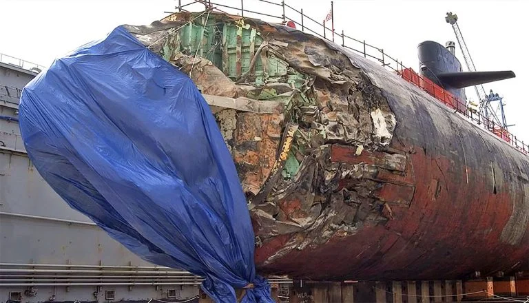 Imagem de submarino nuclear danificado