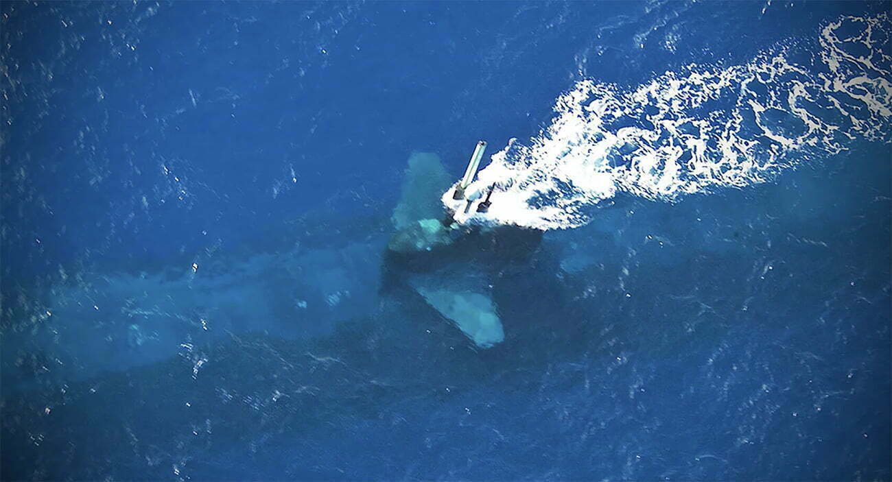 Imagem de um submarino submergindo