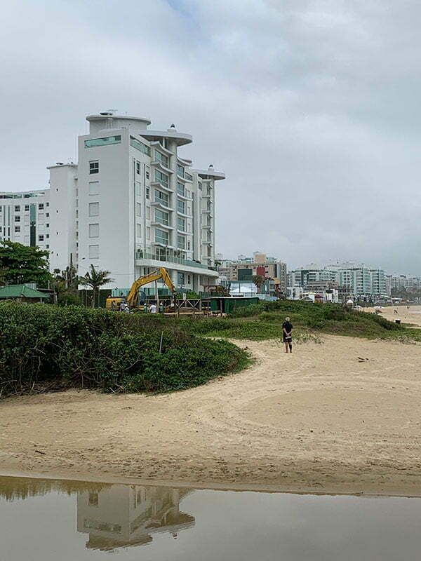 imagem de prédios na praia Brava, Itajaí.