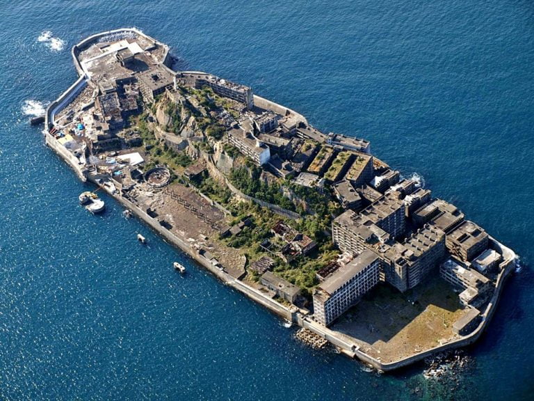 imagem de Gunkanjima, ilha fantasma no litoral do Japão