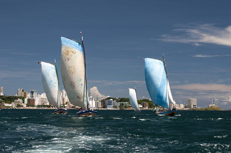 saveiros de vela de içar em regata