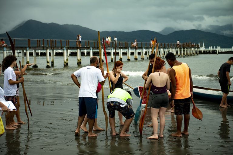 remadores na praia