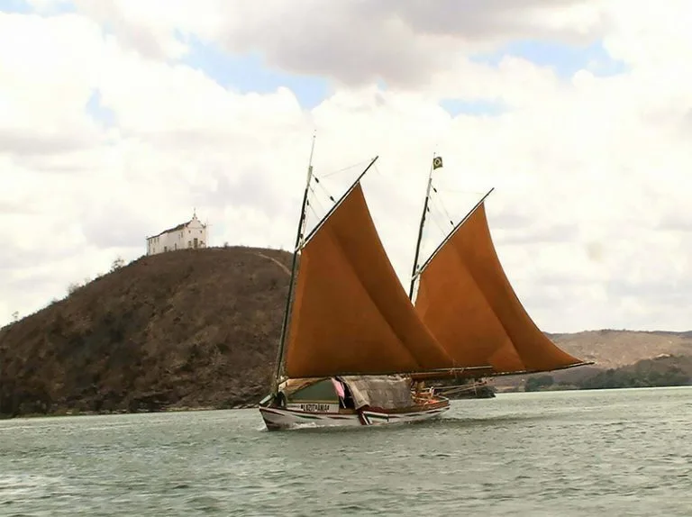 Canoa de tolda Luzitânia no São Francisco.
