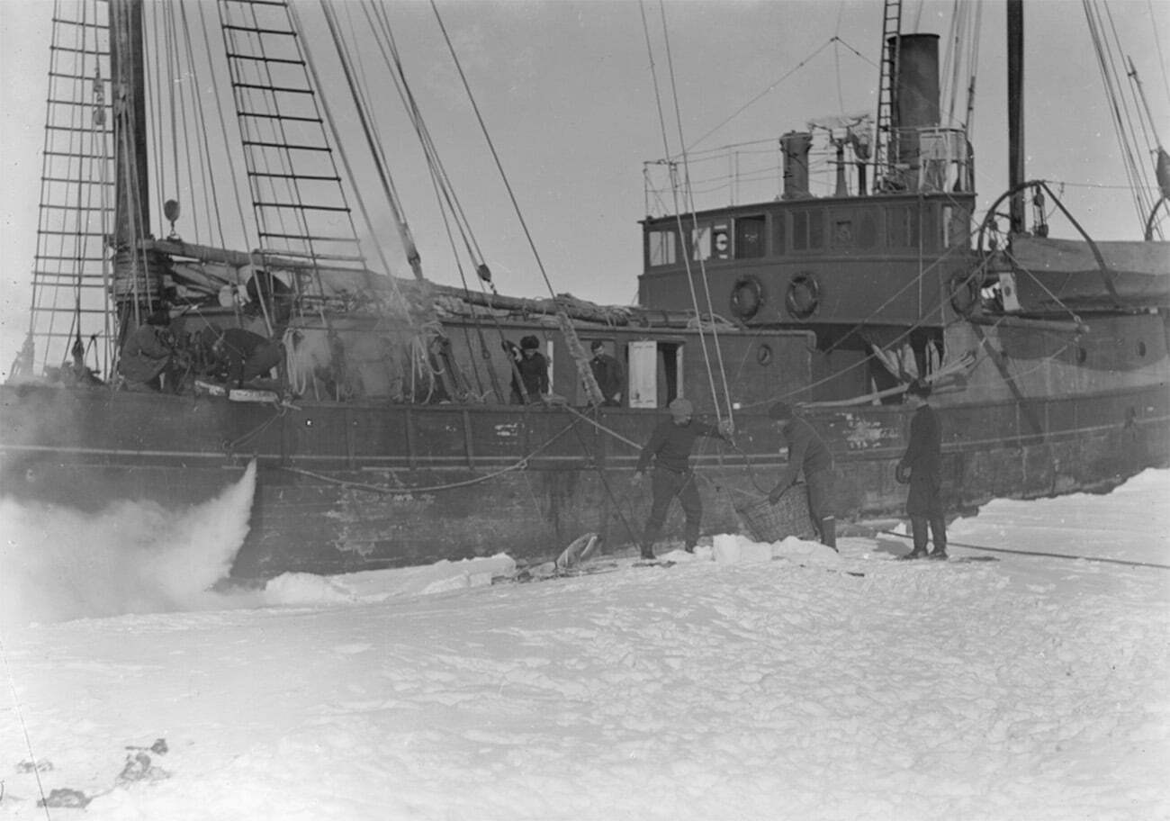 O navio Quest preso no gelo