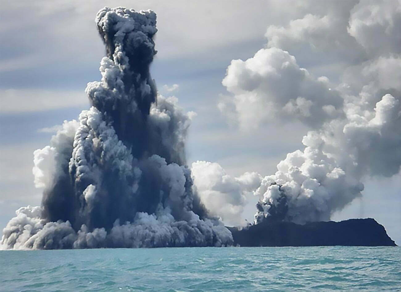 Vulcão em erupção na ilha de Tonga