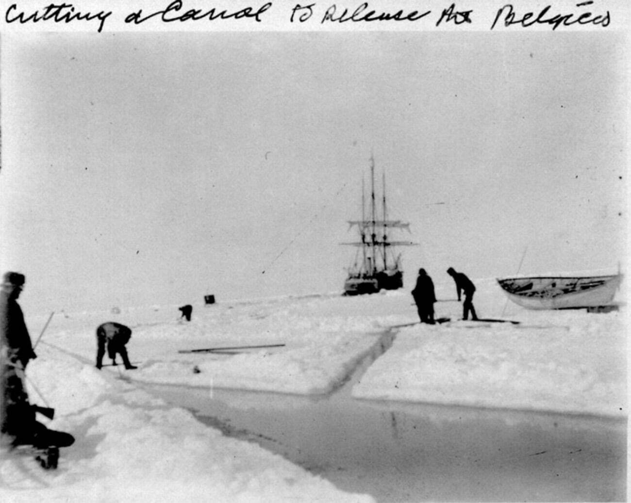 Tripulação de Gerlache abrindo um canal no gelo