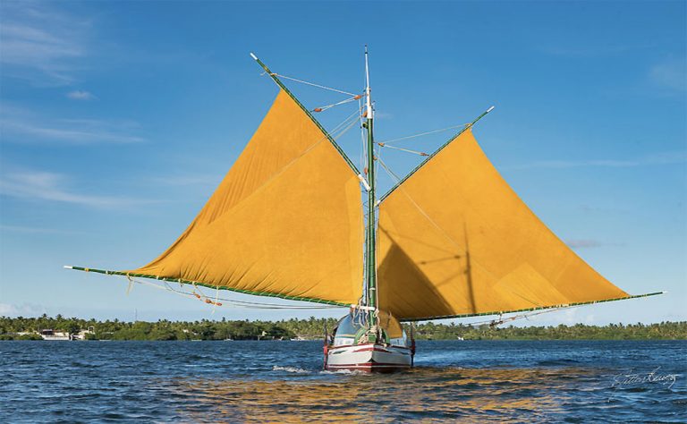 canoa de tolda com vento de popa