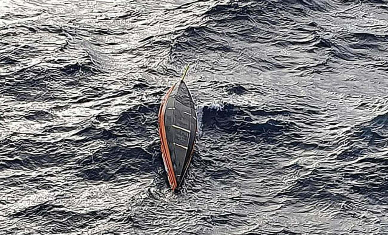 canoa virada no mar