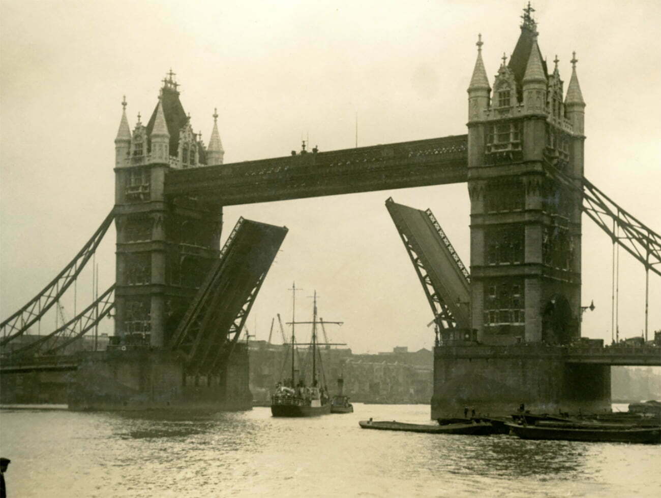 Imagem do navio Quest deixando Londres