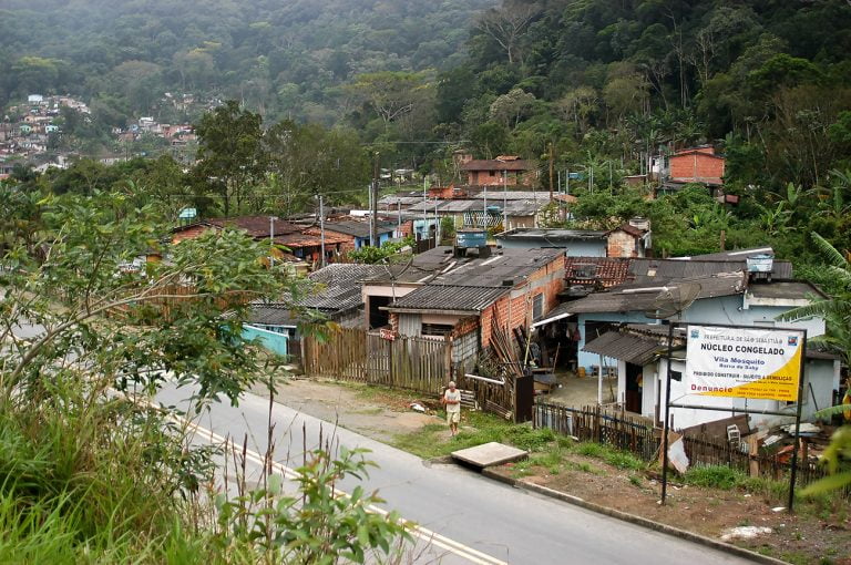 favela na Serra do Mar