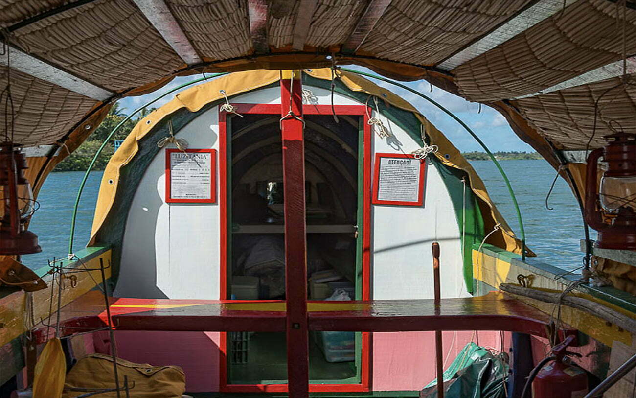 interior de canoa de tolda