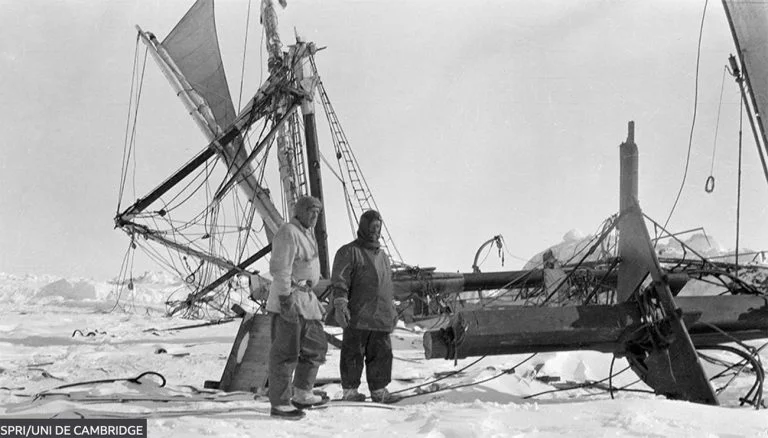 Endurance de Ernest Shackleton esmagado pelo gelo