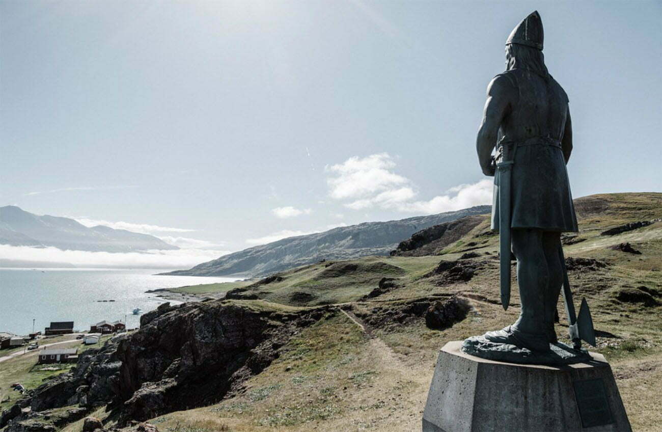 estátua de um viking paira sobre um fiorde em Qassiarsuk, local do primeiro assentamento nórdico da Groenlândia