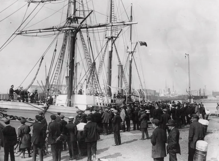 O Endurance deixa Londres no início da saga de Ernest Shackleton