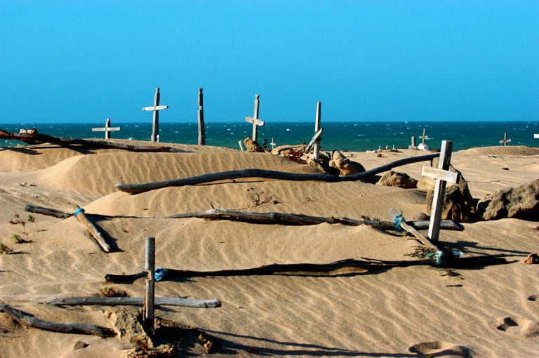 cemitério de pescadores em praia do Ceará