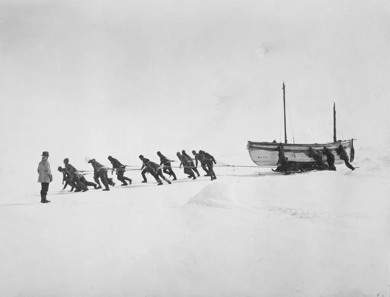 a saga de Ernest Shackleton e seus companheiro em marcha pelo gelo