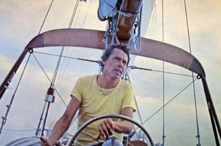 Jacques Brel no leme de seu veleiro