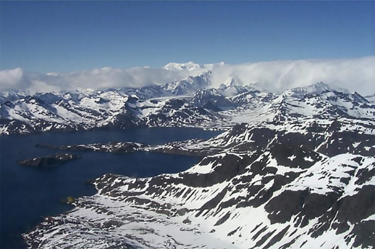 Montanhas na ilha Geórgia do Sul onde se deu a saga de Ernest Shackleton