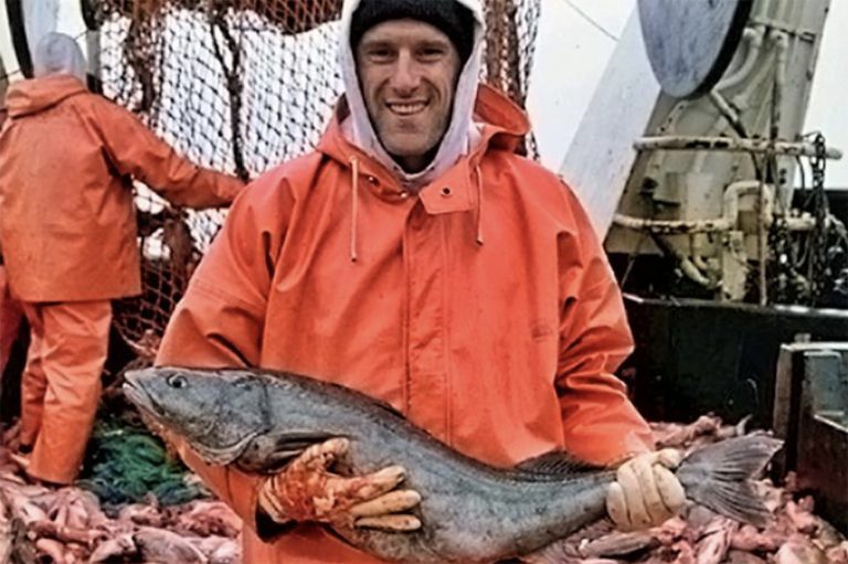 Pescador com sablefish no Alasca