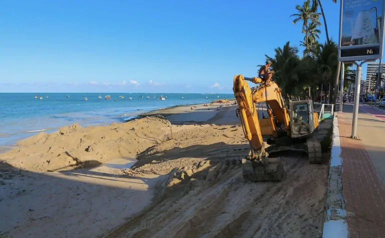 Tratores em praia de Maceió