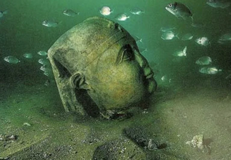 cabeça de estátua do palácio de Cleópatra