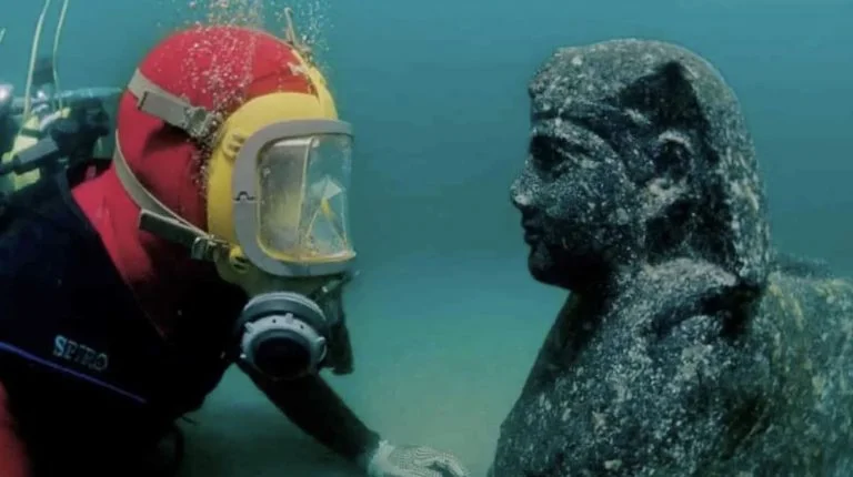 Esfinge achada por mergulhador no palácio de Cleópatra