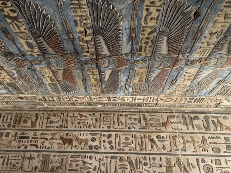 Gravura do templo egípcio Esna