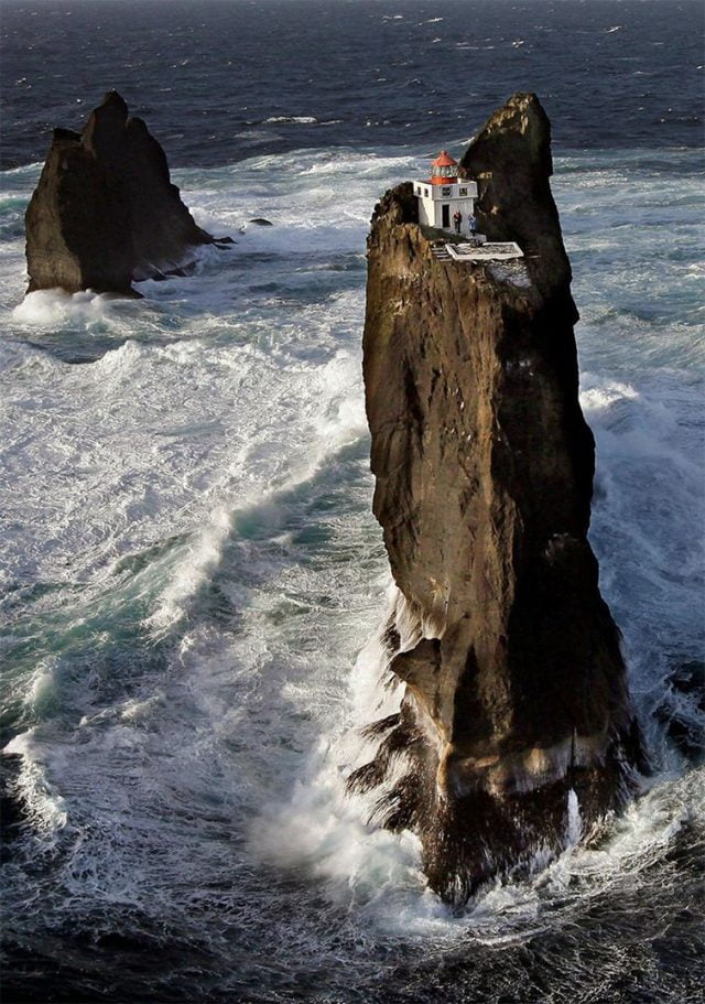 O farol de Thridrangar, um dos mais icônicos do mundo - Mar Sem Fim