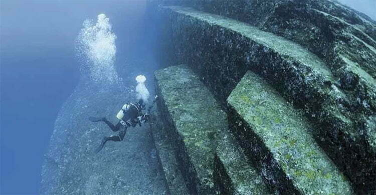 As ruínas submersas Yonaguni