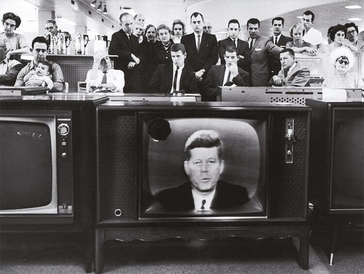 John Kennedy na TV durante a Crise de Cuba