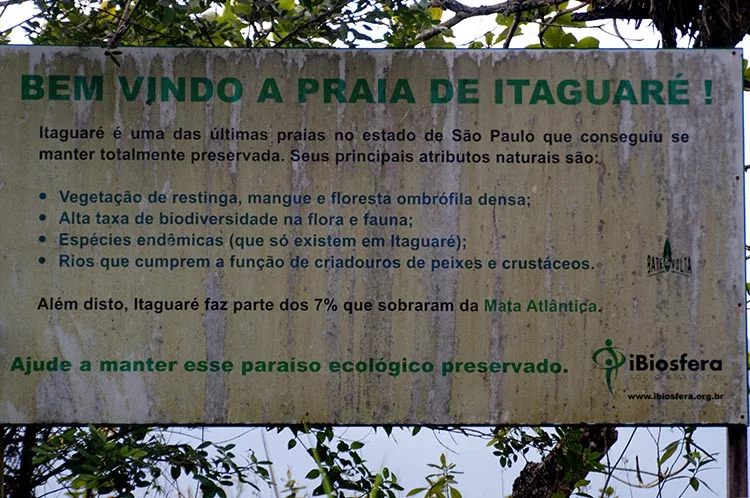 Placa na praia de Itaguaré, SP.