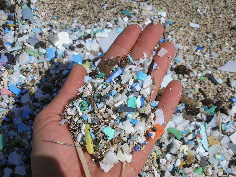 Plásticos nos oceanos
