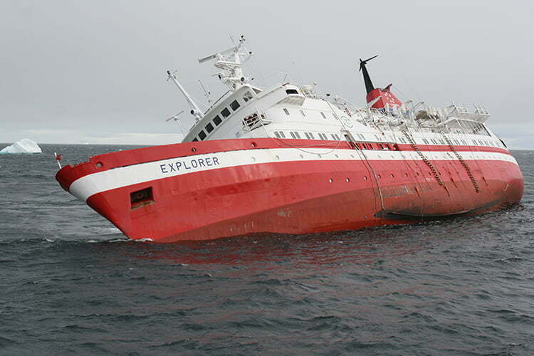 O Navio que bateu em Iceberg. O acidente ocorreu na primeira vez em que fui à Antártica, há 15 anos