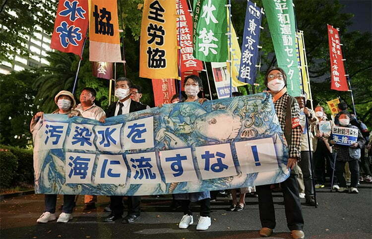 Protesto contra o despejo de água contaminada de Fukushima.