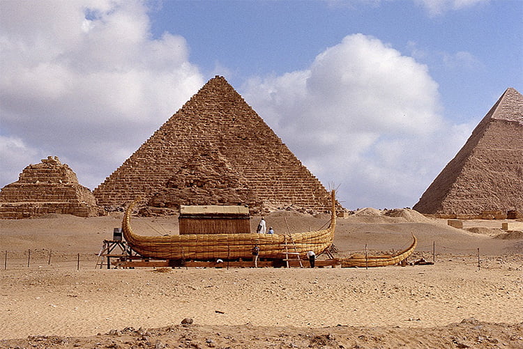 Ra II de Thor Heyerdahl sendo construído com juncos de papiro em frente às Pirâmides de Gizé, Egito (1970).