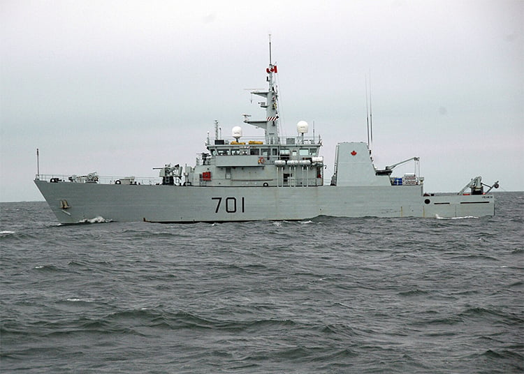 Navio da marinha canadense a procura do submarino desaparecido