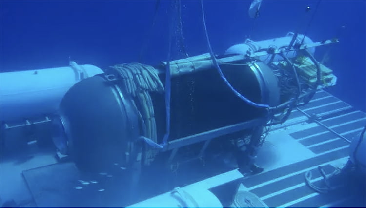 Submersível debaixo d'água 