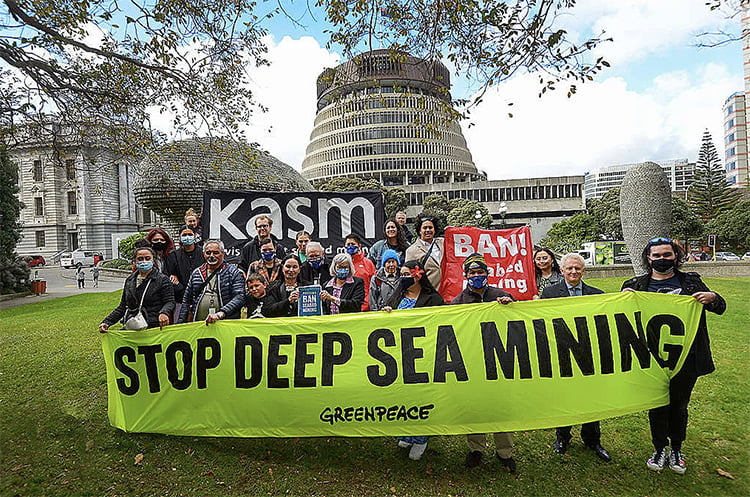 Neozelandeses protestam contra mineração submarina.