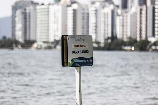 Beira-mar, Florianópolis, segue poluindo o mar