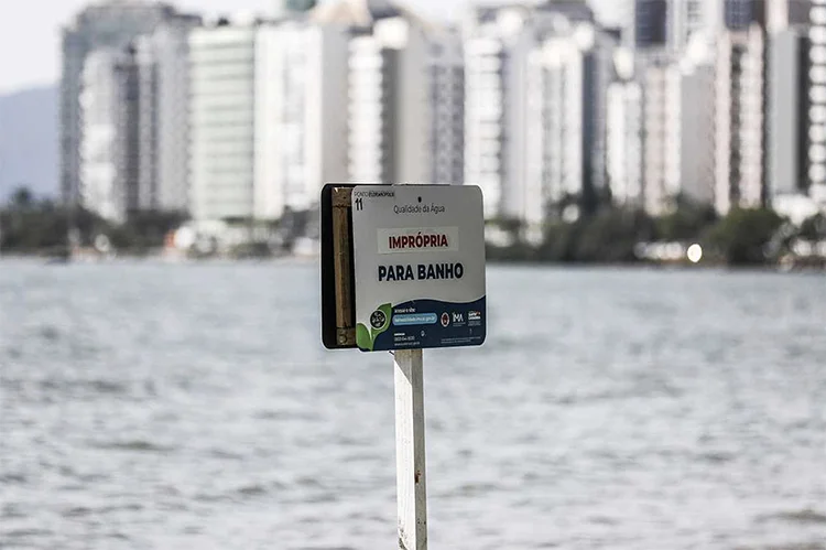 Praia imprópria para banho em Florianópolis, na Beira-mar
