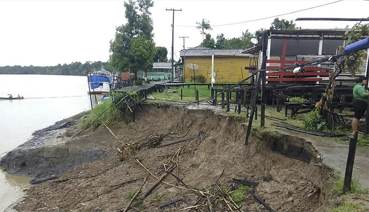 Erosão nas margens do Bailique, no Amapá —