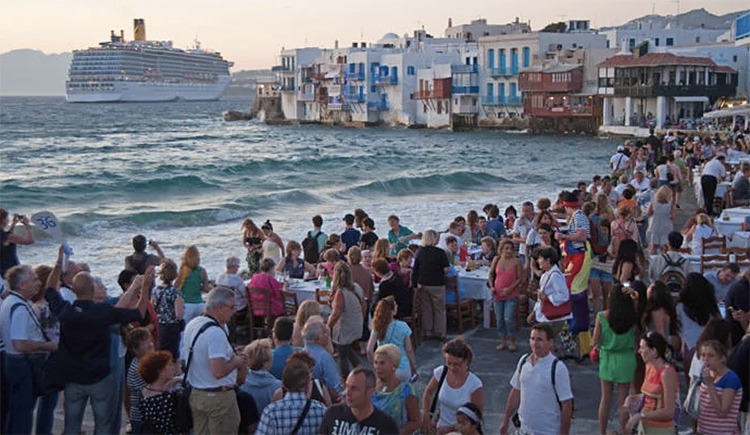 Turismo de massa nas ilhas gregas.