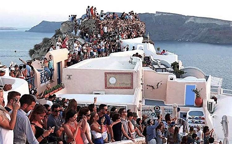 superlotação de turistas em ilhas Gregas.