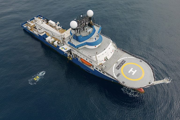 Navio e ROV da expedição ao mar chileno.