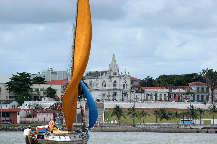 Canoa costeira e centro histórico de São Luís