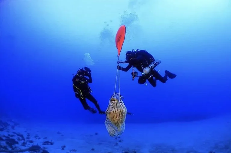 arqueólogos marinhos gregos.